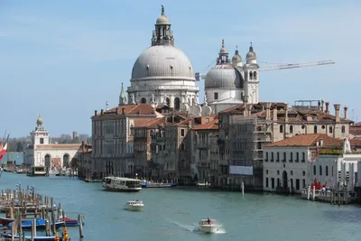 Венеция, Италия - 04,2017 -го сентябрь: Красивые и красочные дома вдоль  реки в городе Венеции Редакционное Фотография - изображение насчитывающей  известен, город: 145821037