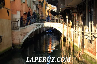 E Красивые каналы Венеции со шлюпками и гондолами Редакционное Фотография -  изображение насчитывающей европа, канал: 143804767