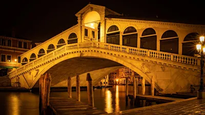 Visiting Rialto Bridge in Venice | Trainline