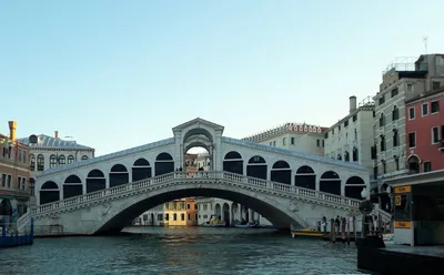 The History of Rialto Bridge - The Oldest Bridge in Venice | IDC