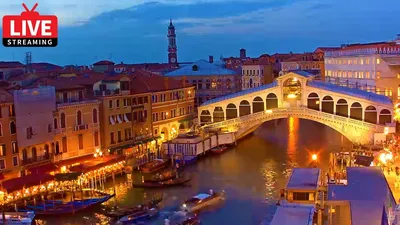 Мост Rialto с много людей в Венеции Редакционное Стоковое Фото -  изображение насчитывающей достопримечательностью, путешествие: 149404713