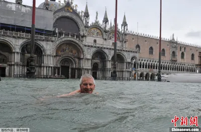 Наводнение в Венеции: туристы плавают на площади Сан-Марко  _russian.china.org.cn