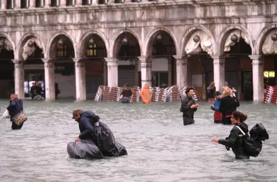 ВЕНЕЦИЯ, ИТАЛИЯ - 24 ноября 2019 г.: наводнение Acqua Alta в Венеции,  Италия Высокая вода Венеции Туристы в Венеции во время наво Редакционное  Изображение - изображение насчитывающей европа, квадрат: 165484950
