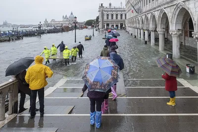 ВЕНЕЦИЯ, ИТАЛИЯ - 24 ноября 2019 г.: наводнение Acqua Alta в Венеции,  Италия Высокая вода Венеции Туристы в Венеции во время наво Редакционное  Фотография - изображение насчитывающей церковь, гондола: 165484522