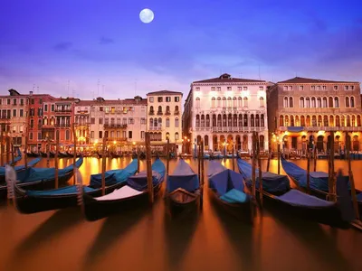 Венеция ночью, Италия Сцена Большого канала вечером Редакционное Фотография  - изображение насчитывающей романско, свет: 166080752