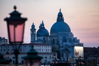 Обои город Венеция ночью, дома, канал, спокойной воде 1920x1200 HD  Изображение