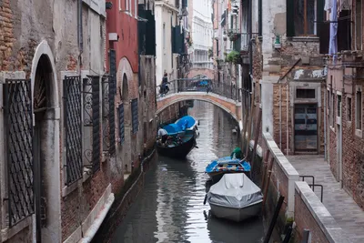 Улица Венеции вдоль канала, Италии Городской пейзаж Venezia Красивая Венеция  Стоковое Изображение - изображение насчитывающей взгляд, туризм: 148274735