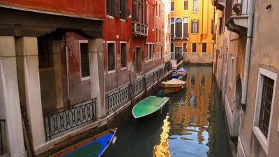 Венеция, Италия 2-ое августа 2019 : Узкие пешеходные улицы Венеции Bitween  каналы. Некоторые тихие места почти без мужчин Редакционное Изображение -  изображение насчитывающей туризм, таксомотор: 170649845