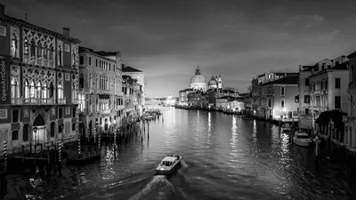 Venice to test entry fee, cap on visitors to famous canals