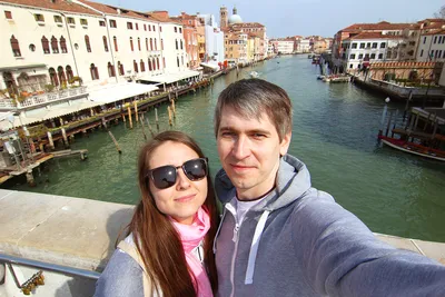 Гондола в канале Италии Венеции Редакционное Фото - изображение  насчитывающей отражение, остров: 26985236
