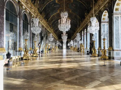 Architecture - Зеркальная галерея, Версаль, Франция Зеркальная галерея —  самый известный интерьер Большого Версальского дворца. Вместе с исчезнувшей  лестницей Послов и дворцовой Часовней входила в три самых масштабных и  впечатляющих интерьера парадной