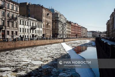 Мрачная весна в Санкт-Петербурге — это меланхоличное зрелище, напоминающее  о ледяных объятиях зимы и дающее лишь смутное обещание грядущего тепла.  Читайте на \"Фонтанке\" | Фонтанка.ру | Дзен