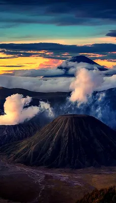 Все ради селфи: американский турист упал в действующий вулкан и чуть не  погиб - ForumDaily