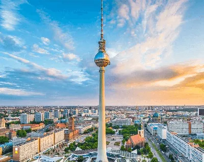 Вид с воздуха восточного Берлина в светлый день весной, в том числе  Alexanderplatz Стоковое Изображение - изображение насчитывающей германия,  немецко: 169311841