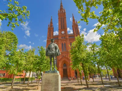 WIESBADEN, GERMANY, AUGUST 17, 2018: Tourists Are Strolling Through The  Center Of Wiesbaden, Germany Stock Photo, Picture and Royalty Free Image.  Image 121522518.