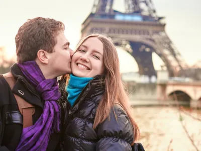 Молодые Влюбленные Пары В Париже — стоковые фотографии и другие картинки  Башня - Башня, Близость, Большой город - iStock