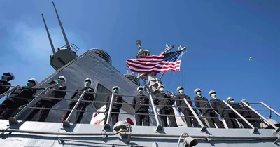 ВМС США опубликовали фото боевой работы эсминца Carney в Красном море,  который перехватил несколько ракет и