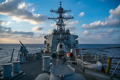 Американский конгрессмен поздравил ВМС США открыткой с российским кораблем