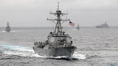 Американские военные моряки понятия не имеют, как тушить даже на своих  кораблях пожары. Куда уж им