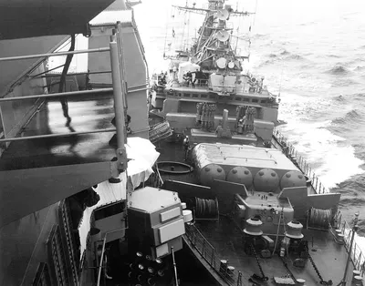 В Красном море военный корабль США и коммерческие суда подверглись нападению