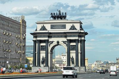 Триумфальные ворота на Кутузовском проспекте в Москве - это стоит увидеть  путешественнику