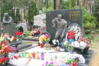 Фотофакт: на Восточном кладбище в Минске открыли памятник актеру Ростиславу  Янковскому