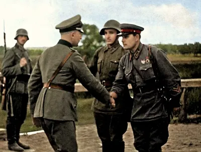 Немецкий офицер награждает добровольцев, служащих в немецкой армии |  Победа. 1941 – 1945.
