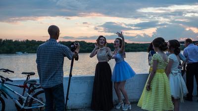В Москве прошел выпускной вечер: красочные кадры с улиц города