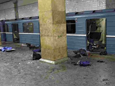 Первые секунды после взрыва в метро Петербурга — видео