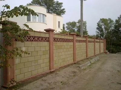 Забор для частного дома из французского камня – фото установленного  каменного забора