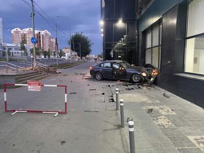 В Самаре 13 июля черный BMW врезался в фасад ТЦ «Захар» - oboz.info