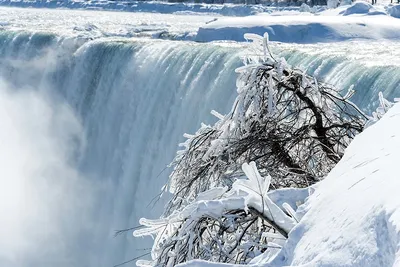 Ниагарский водопад замерз из-за самой мощной за 50 лет снежной бури в США -  Российская газета