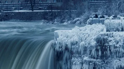 Редкое зрелище: Ниагарский водопад частично обледенел из-за снежных бурь  (фото, видео)