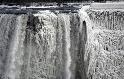 Toronto Express - Ниагарский водопад замерзает на глазах Ниагарский водопад  наполовину замёрз, и процесс замерзания продолжается. Возможно, он  полностью замёрзнет в течение нескольких часов.. Редкое явление — замёрзший  Ниагарский водопад, вновь с