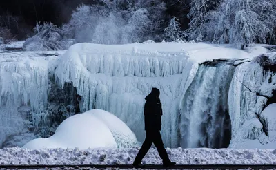 Ниагарский водопад частично замерз из-за аномальной погоды в США -  Газета.Ru | Новости