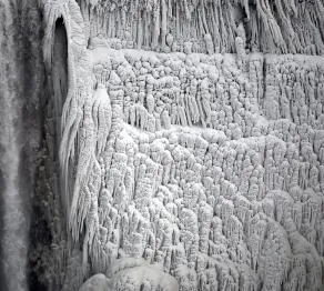 Интернет наводнили фотографии «замерзшего» Ниагарского водопада