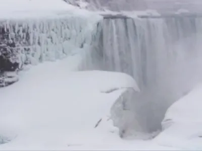 Ниагарский водопад в Канаде частично замерз - впечатляющие фото | РБК  Украина