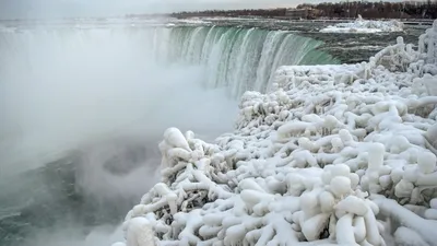 Ниагарский водопад замерз из-за сильных морозов в Канаде (фото) | УНИАН