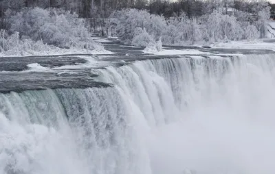 Туристы съезжаются посмотреть на \"замерзший\" Ниагарский водопад