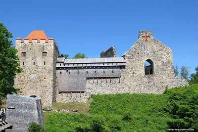 Средневековый замок в Bauska, Латвии Стоковое Фото - изображение  насчитывающей замок, крепость: 69369524