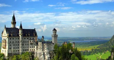Замок Нойшванштайн в окрестностях Мюнхена, Бавария, Германия Стоковое Фото  - изображение насчитывающей популярно, достопримечательностью: 156798858