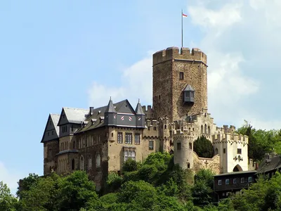 Средневековые замки Германии - впечатляющего Hohenzollern Стоковое Фото -  изображение насчитывающей холм, наглядно: 106039772