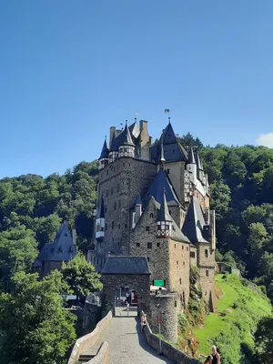 Стиль жизни и душевный комфорт. - Замок Эльц (Германия) Самый известный в Германии  замок с привидениями был возведен в далеком XII веке и может похвастаться  не только богатой историей или живописными панорамами,