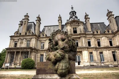 Заброшенный замок во Франции.