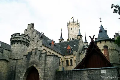 Замок Мариенбург (Schloss Marienburg) — один из красивейших замков Германии.  Расположен в 20-ти километрах южнее Ганновера, на юго-западном склоне горы  Мариенберг (Marienberg) в долине реки Лайне (Leine). 🏰Замок Мариенбург был  возведен в