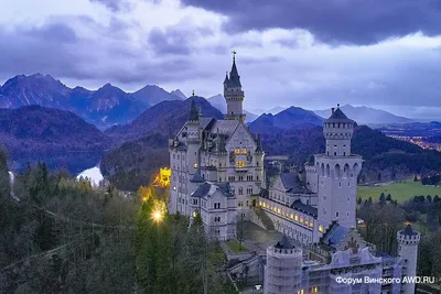 Германия24 - Замок Нойшванштайн — наиболее часто фотографируемое место в  Германии. Ежедневно полюбоваться на романтический замок приходят около 6  тыс. посетителей. Ежегодно Нойшванштайн посещают около 1.3 млн. человек.  Замок считается самой посещаемой