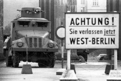 Мы, дети станции Зоо» показывает Западный Берлин 1970-х не как помойку, а  как страну чудес - Москвич Mag
