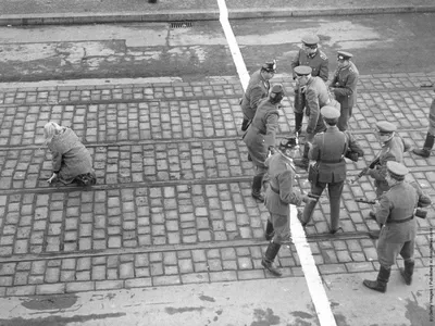 Свобода за Берлинской стеной: как люди рисковали жизнью ради капитализма —  Teletype
