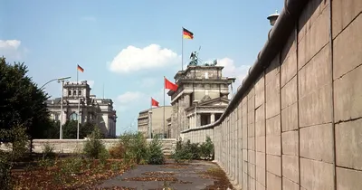 Файл:Памятник советским воинам в Тиргартене . Германия Западный Берлин 1981  год..JPG — Википедия