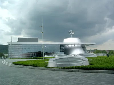 Mercedes-Benz решил продать все автосалоны в Германии - читайте в разделе  Новости в Журнале Авто.ру